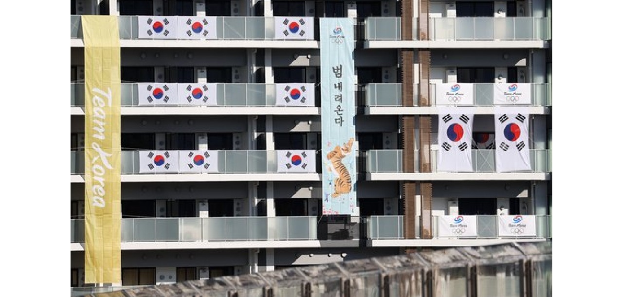 朝鮮日報「こんなの出しているのは韓国だけ」、選手村での韓国選手団「反日横断幕」「垂れ幕」騒動