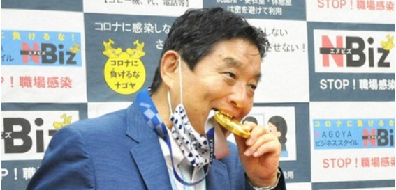 金メダルを噛み給与の3カ月分を返上する河村たかし名古屋市長の「月の給与は50万円」だった