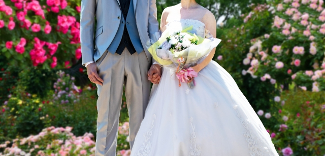 挙式・披露宴をしない「なし婚」がコロナ禍で60％以上。結婚式費用の250万円が出せない