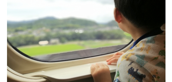 新幹線の指定席「子供に景色を見せたいので窓側を代わって」　図々しい母親の要求、あなたは拒否できる？